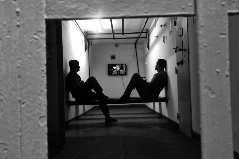 Tvrdá realita českých věznic. Druhá řada dokumentární série Ve službě: Za mřížemi ukáže práci dozorců