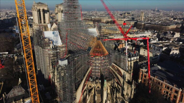 Hořela před očima celého světa. Pět let po požáru se Notre-Dame znovu otevřela a dokument ukazuje, jak ji zachránili