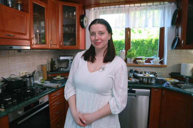 Pondělní Prostřeno!: Hostitelka upeče „měchový“ dort a přidá historku s uříznutým prstem