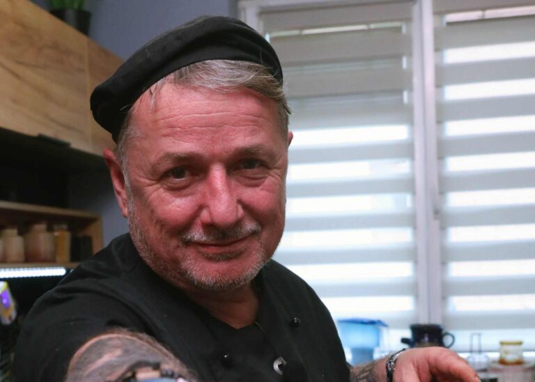 Čtvrteční Prostřeno!: Bývalý dýdžej Jirka Basta, který vaří s chutí i fantazií, dojde i na legendární skořápky