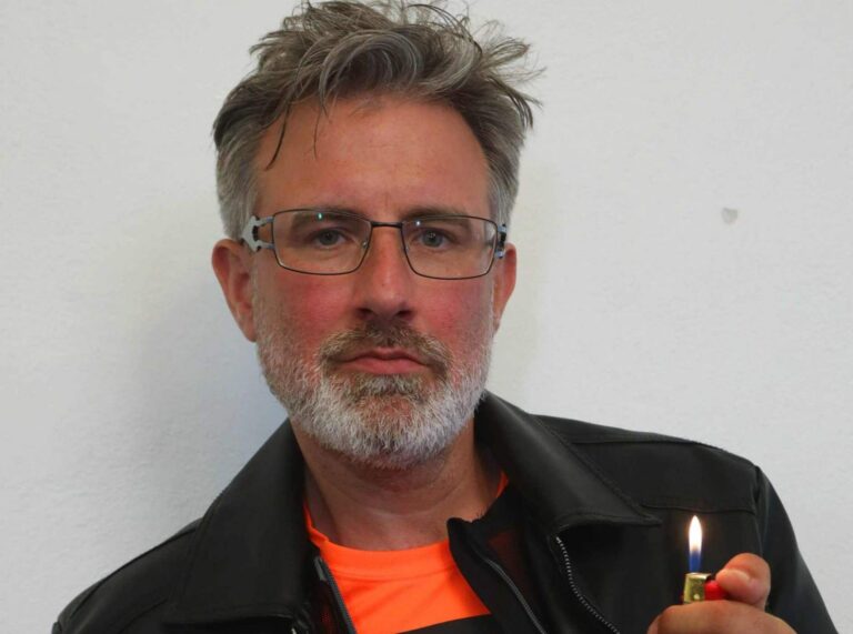 Středeční Prostřeno!: Jiří Koběrský nevaří, pobíhá po zámku v županu, hledá suroviny a kuchyně zeje prázdnotou