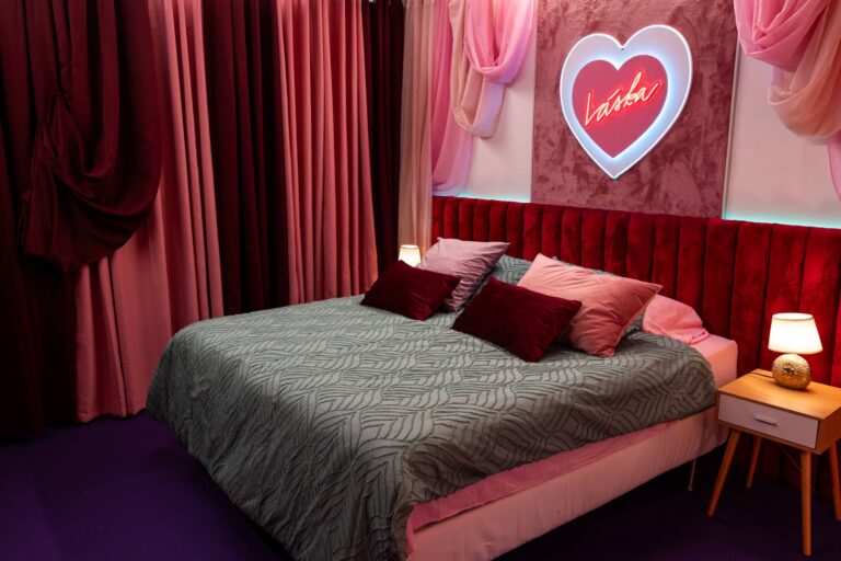 Pátá série reality show Love Island je tady. První polibky na sebe nenechají dlouho čekat. Nová vila působí luxusně