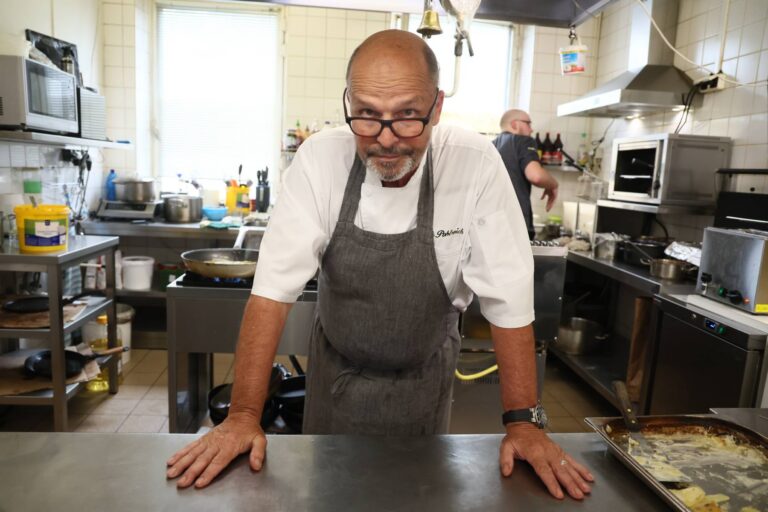 Ano, šéfe: Pohlreich si v restauraci Na Čertovce udělá nechtěný výlet do devadesátek