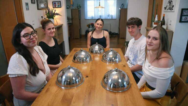 Tento týden v Prostřeno: Opakované pořezání, jaderný fyzik, výpadek proudu a želvy v lednici