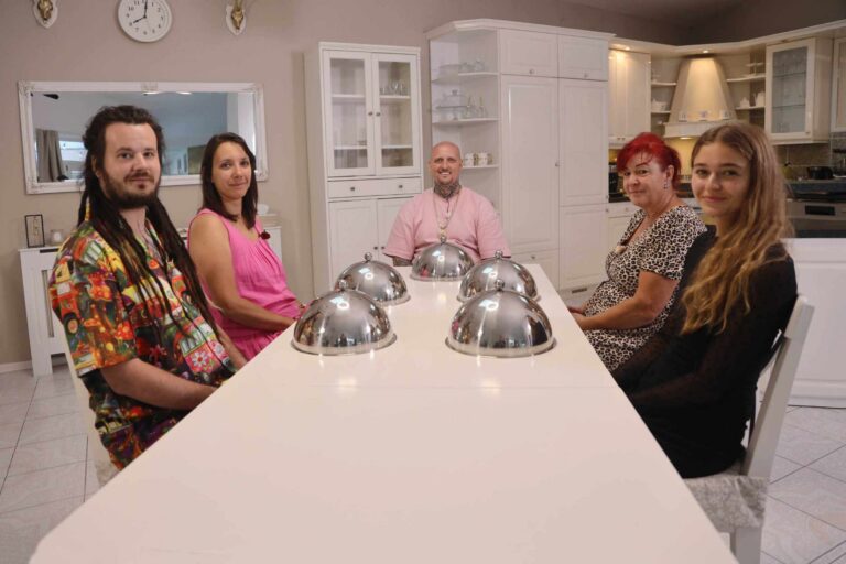 Tento týden v Prostřeno: Příběh o cestě k veganství, kopřivy natrhané před domem a kočka v kuchyni