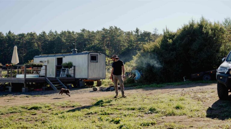 Farma Vojty Kotka: Maringotka, místní a první střet s realitou