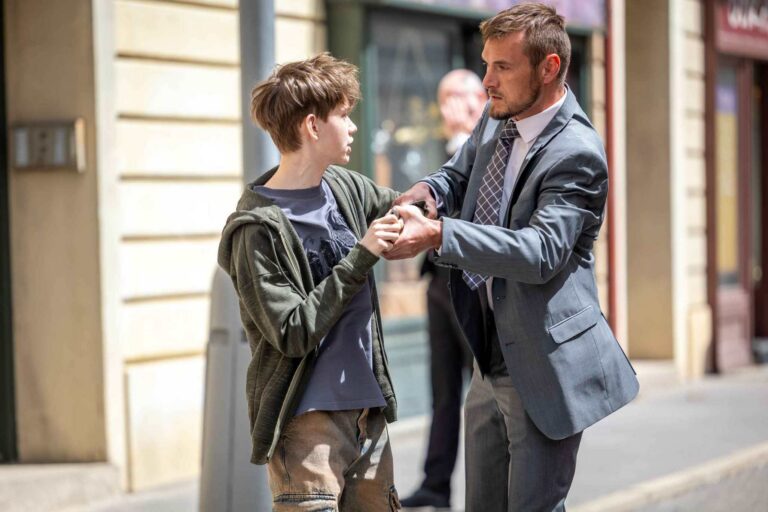 Čtvrteční díl Ulice: Dramatický protest, nebezpečí před klubem i nepovedené pozvání na rande