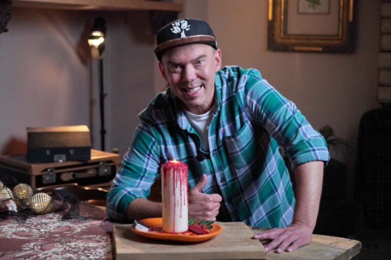 Vychytávky Ládi Hrušky slaví Halloween: Bábovka, svíčka, jak na křeče v lýtkách a kostlivec v kleci