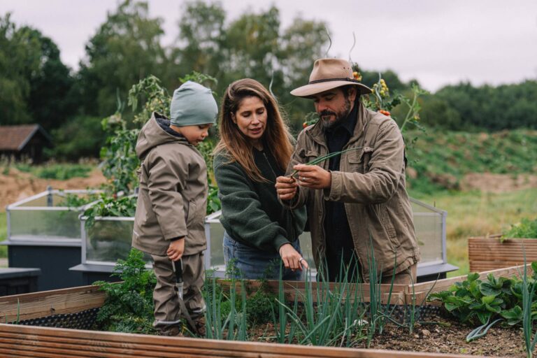 Farma Vojty Kotka a velké finále: Zmrzlá rajčata, brambory nebudou, koně museli pryč, ale kulturák ožil Cimrmanem
