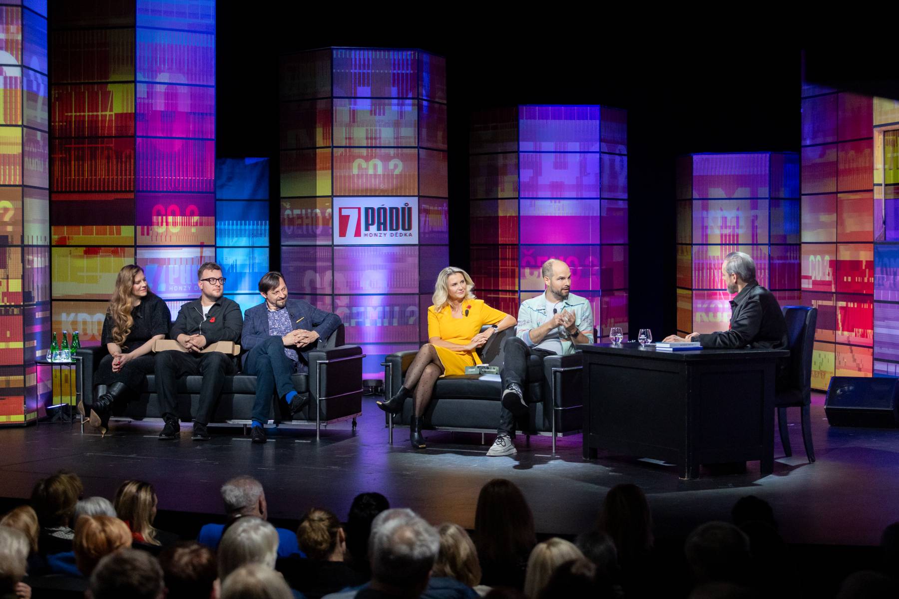 7 pádů Honzy Dědka: Nesvačilová o odsávačce, Latinák o růžových teplácích, Maxián o dětech a Sováková o Iráku