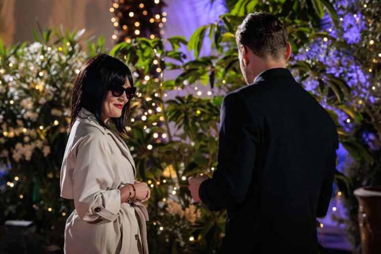 Bachelor Česko 1. díl: Dívkám se představil jen jeden z dvojčat, dorazila další dívka a dvě musely z kola ven