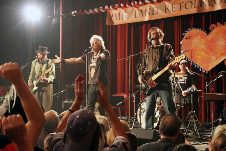 Revival: Reálný koncert Nigthwork, poprvé za volantem a tragický osud jako postava z filmu