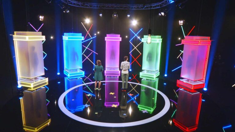 Naked Attraction 8. díl: Dřív věřila v satana, teď hledá lásku. Valerie se znovu svlékla před kamerami