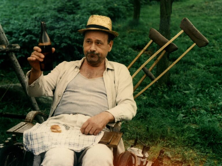 Na samotě u lesa: Smoljakův podvod s vodníkem, omylem vyplacené peníze a kličkování před komunisty