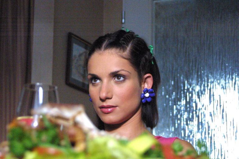 Román pro ženy: Věnováno zesnulému zpěvákovi, přetočená scéna, slogan ve spotu a role, která vedla k reklamě na prostatu