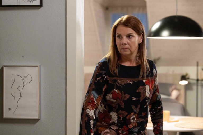 Kateřina z Ulice strachy bez sebe. Do bytu se dobývá cizí muž, bude chtít volat policii