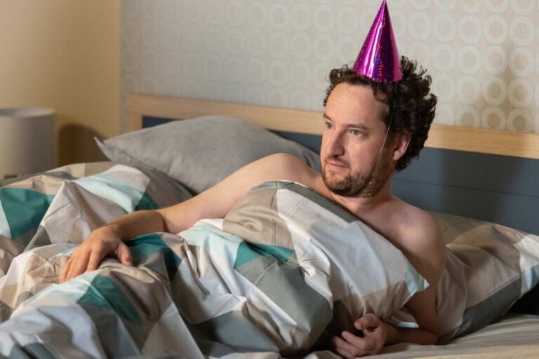 Ulice: Nahý Prokop překvapí Vlastu a Amálku, nečekaná návštěva a Eddieho trapas