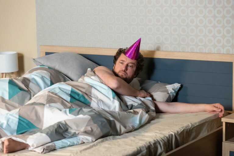 Čtvrteční díl Ulice: Nahý Eddie v cizí posteli a matka, která zničila pánskou jízdu