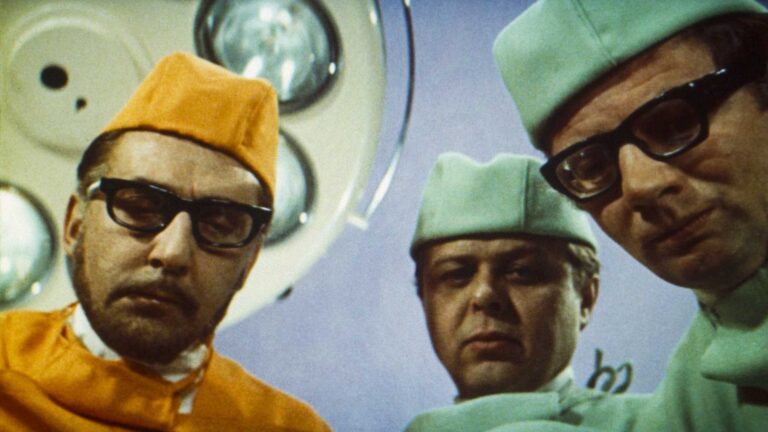 Pane, vy jste vdova!: Krvavé zranění Macourka, politická stopka pro Bohdalovou a Janžurová v ohrožení života