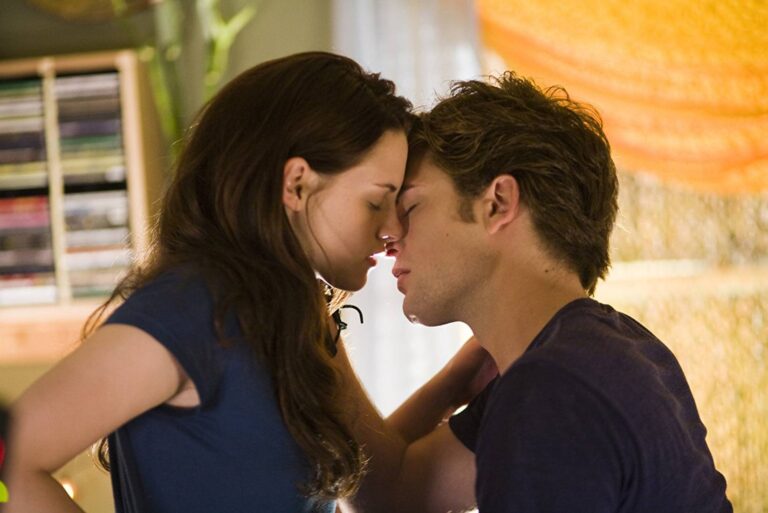 Stmívání: Pattinson na castingu vypadal jako bezdomovec a Stewart v tom dnes vidí gay romanci