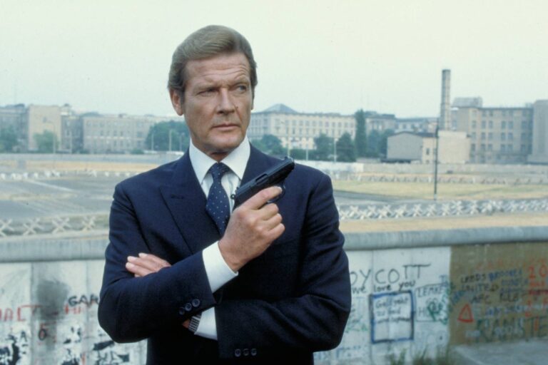 Chobotnička: Bond pálí z české zbraně, krev na kolejích a Mooreův falešný infarkt