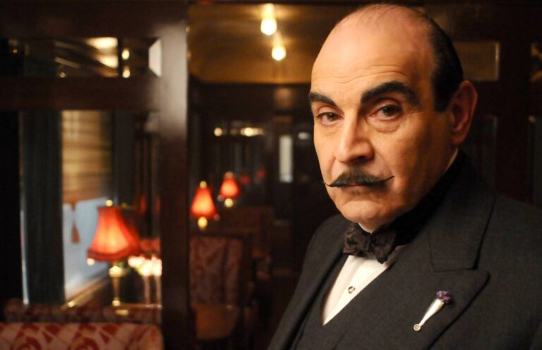 Hercule Poirot: Mince mezi hýžděmi, led v kalhotách a lekce od prince Filipa