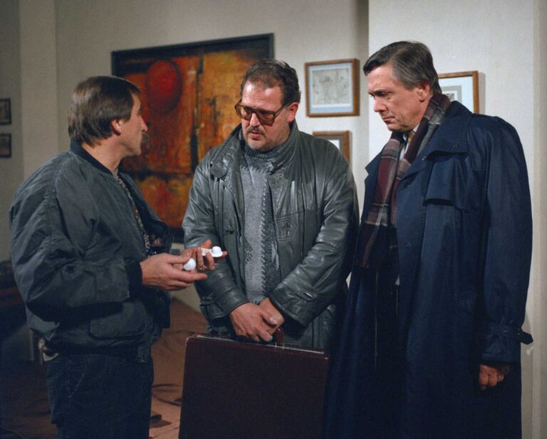 Hříchy pro pátera Knoxe: Náročnost natáčení, podezření na infarkt u mladé herečky a Luďka Kopřivu nezastavil ani Parkinson