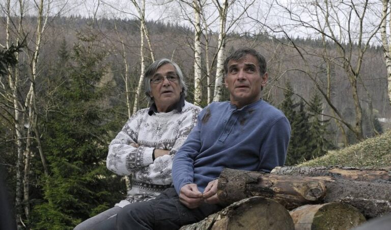 Líbáš jako Bůh: Kaiserovi hrozil okamžitý vyhazov, Bartoška odmítl sportovat a roli dítěte seslalo nebe