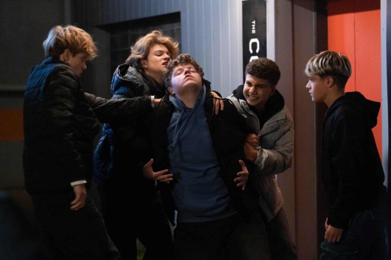 Týden v Ulici: Rvačka před Coolnou, vztah ve třech nabírají reálné obrysy a Vanda toho má dost