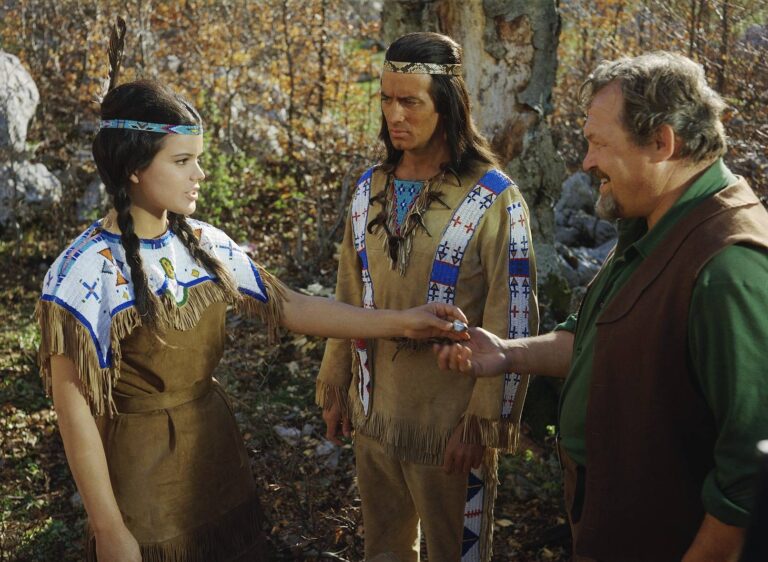 Vinnetou a míšenka Apanači: Požár zničil kulisy za miliony, režisér dostal padáka a šaty po Ribanně