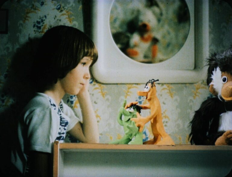 A zase ta Lucie: Odpadky v Kotvě místo zboží, zákaz pohybu pro herečku a hlas za mrtvého