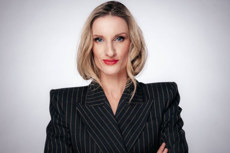 Adela Vinczeová se vrací na české obrazovky. Nová talkshow nabídne jiný formát než Kraus či Dědek