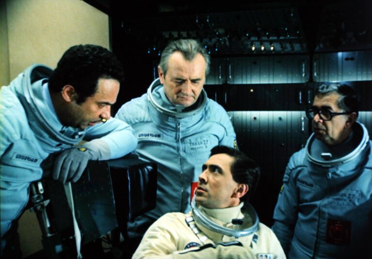 Zítra vstanu a opařím se čajem: Hitler vyděsil Sováka, sebevražda herce a prokletí rohlíku