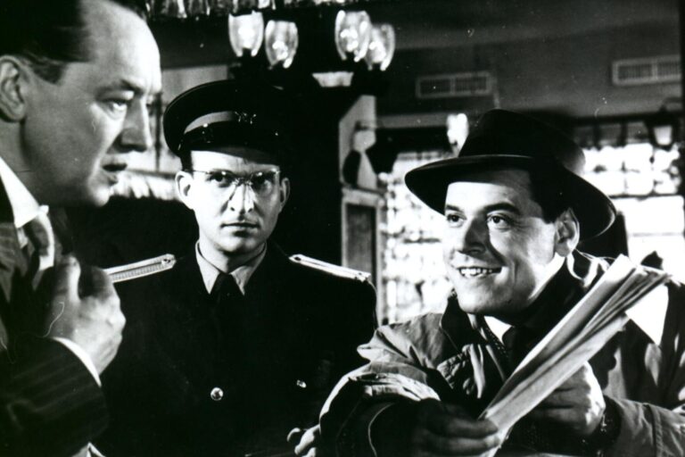 105 % alibi: Zahozený scénář s Högerem, Menšík za pultem a tvrdá realita průměrných dělnických platů