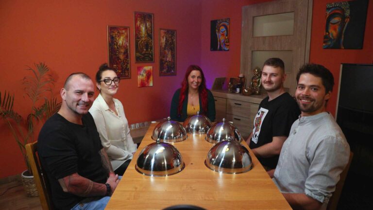 Prostřeno tento týden: Agresivní zábava, z Františka je Fu Lang a zdravotní kolaps