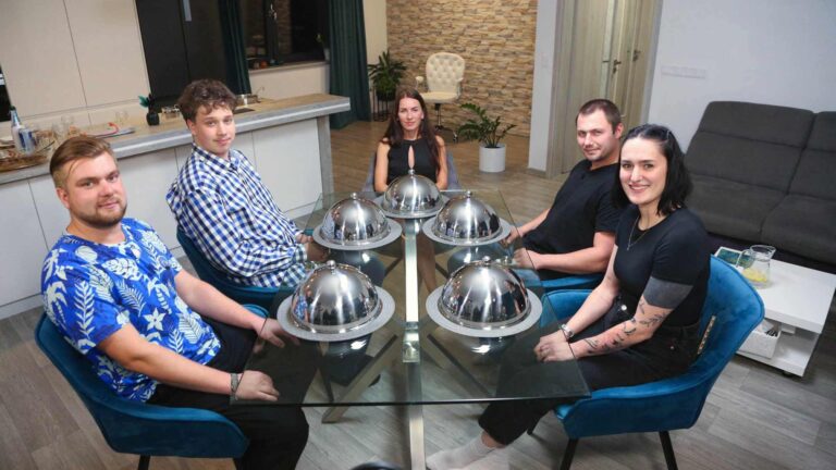 Prostřeno tento týden: Karlovarské fiasko, hořící mikrovlnka a kočka, která ukradla oběd