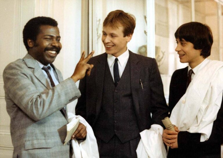 Jak básníci přicházejí o iluze: Tajný dabing krásné Jeskyňky, skutečný pervitin na koleji a Rodenova superpaměť