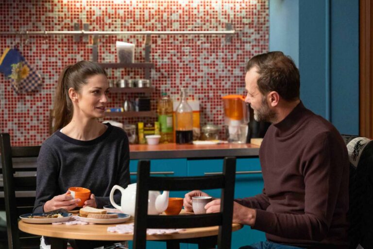 Čtvrteční díl Ulice: Ve hře jsou právníci, Petr řeší problémy ve firmě a nečekaný krok v životě Heleny