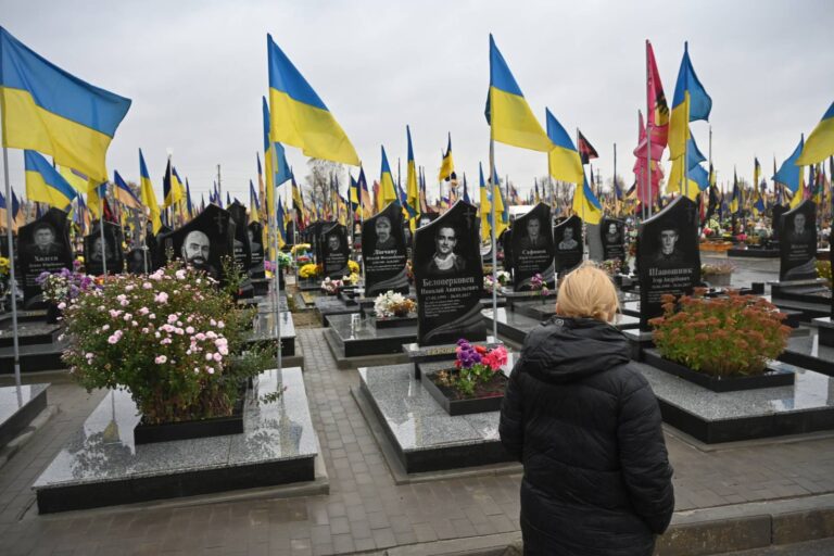 Odjeli hledat pravdu o Ukrajině, našli jen vlastní cynismus. Dokument o zarytých popíračích války trhá sítě na kusy