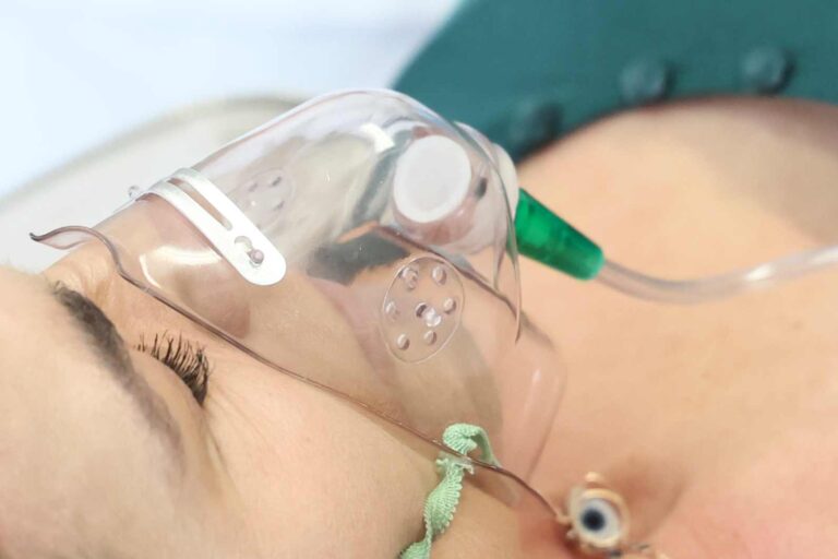 Nemocnice 24/7: Záchrana známého herce, na kterého spadnou kulisy, hluboké pokousání a zhroucení plíce