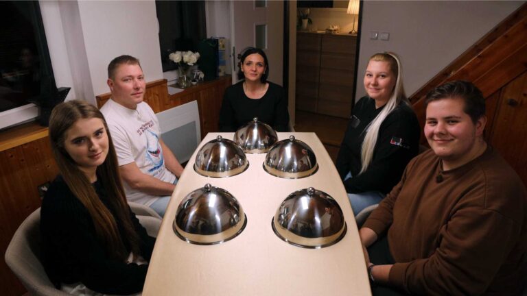 Příští týden v Prostřeno: Nevolnost u stolu, domácí mazlíček s obrácenou hlavou a úraz