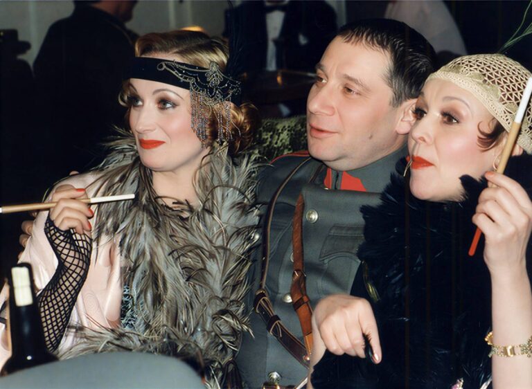 Četnické humoresky: Pražské vedení ČT seriál smetlo ze stolu, skutečná smrt psovoda a Töpferova auta na place