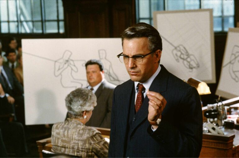 J.F.K.: Natáčení budilo v hercích hrůzu a kvůli napětí tekly před kamerou skutečné slzy. Snímek donutil politiky jednat