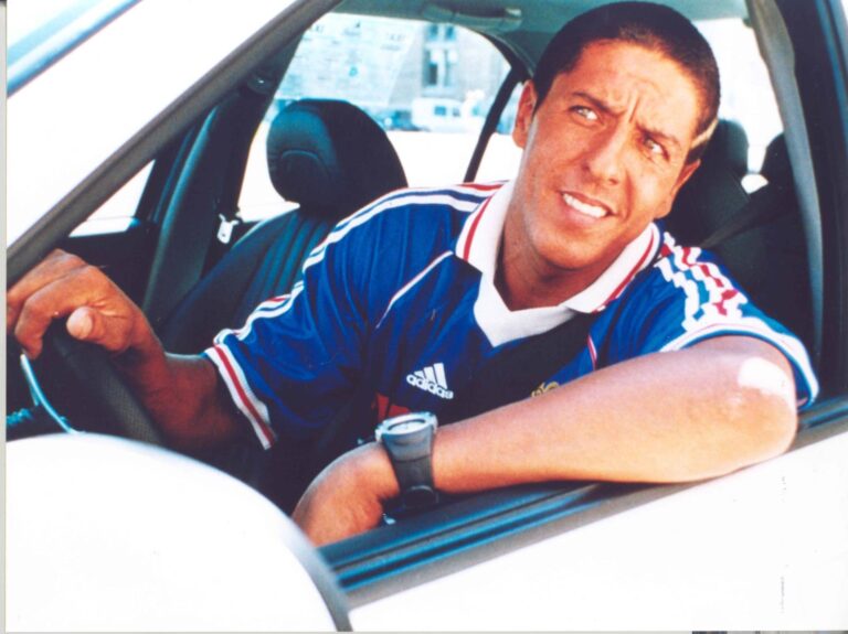 Iluze nahoty a zničená policejní auta. Natáčení komedie Taxi, taxi poznamenala i smrt na place