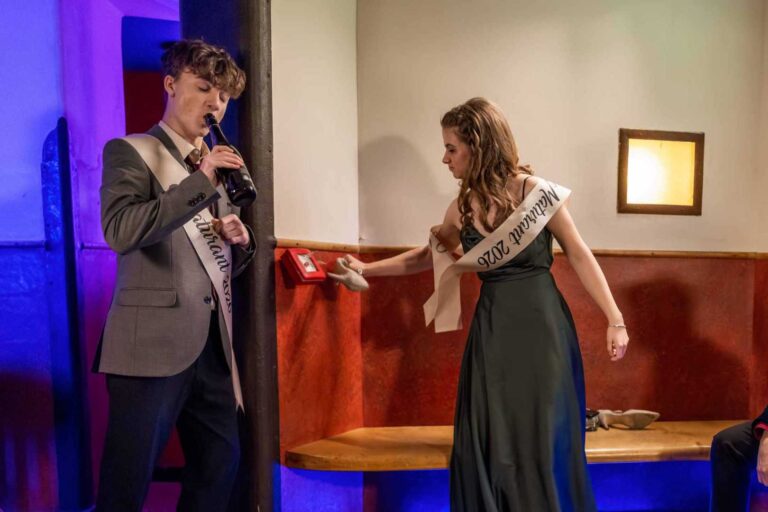 Ulice: Děsivý závěr maturitního plesu. Žofku najdou ležet bezvládně na podlaze