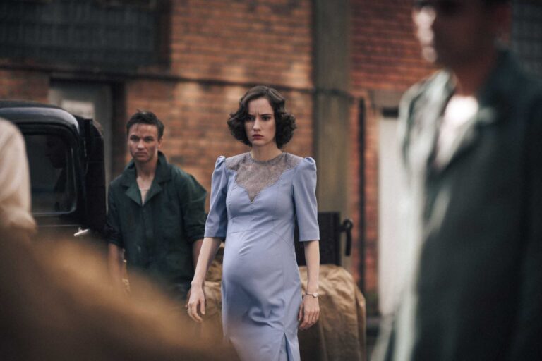 Drama Úsvit odhaluje temné tajemství baťovského města. Film se vrací do třicátých let s rekordním rozpočtem