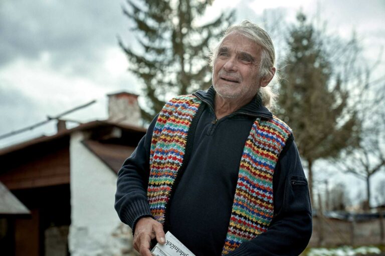 Zahradníkův rok: Ruský majitel zámku ničil starému muži život. Skutečný zahradník čelil surovému bití a ohnivému peklu