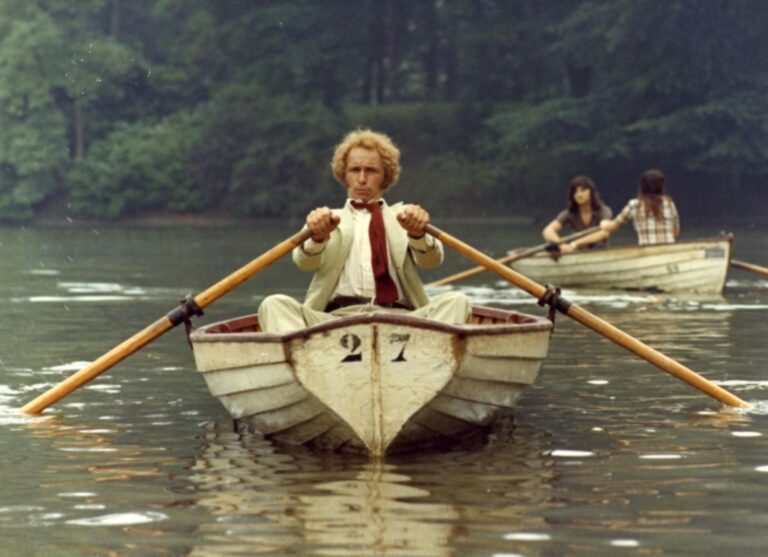 Velký blondýn s černou botou: Nezapomenutelné šaty, nemilosrdný zásah cenzorů a scéna, která ve scénáři původně nebyla