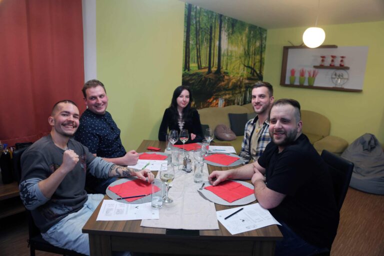 Příští týden v Prostřeno: Tajnosti kolem minulosti a manželka jako dozor při vaření