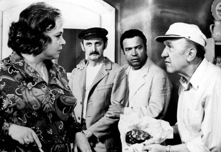 Jak utopit dr. Mráčka: Utrpení Hanzlíka na ulici, tajná láska k Šafránkové a úhyn rybiček v destilce